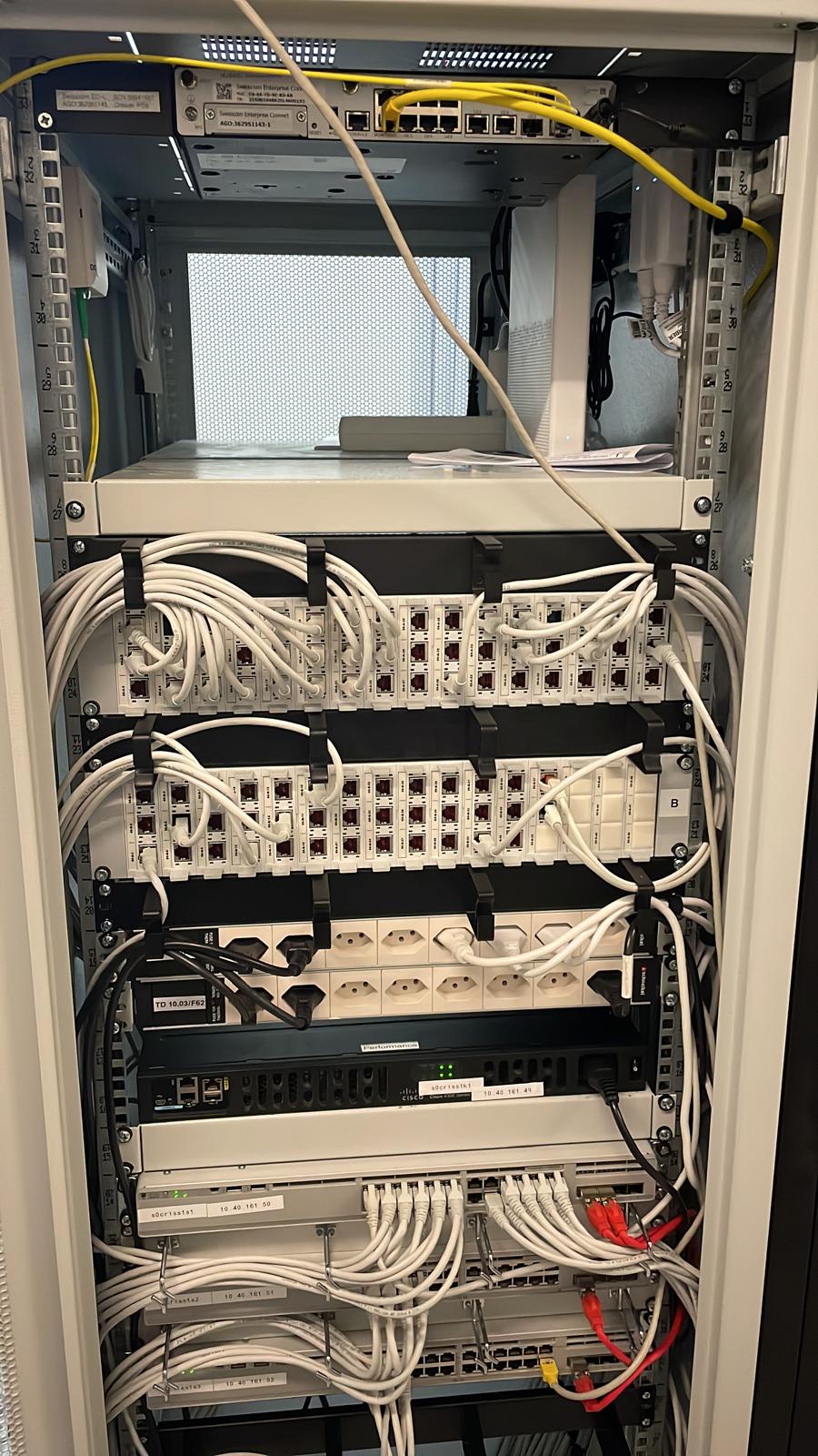 Armoire LAN équipée de panneaux de brassage, switches et routeur