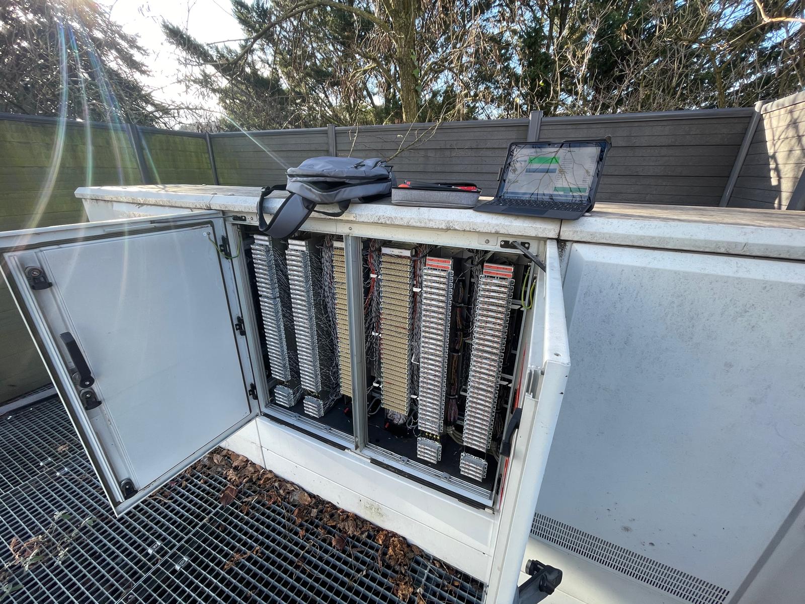 Armoire de quartier ouverte avec répartiteurs cuivre pour la distribution des lignes VDSL