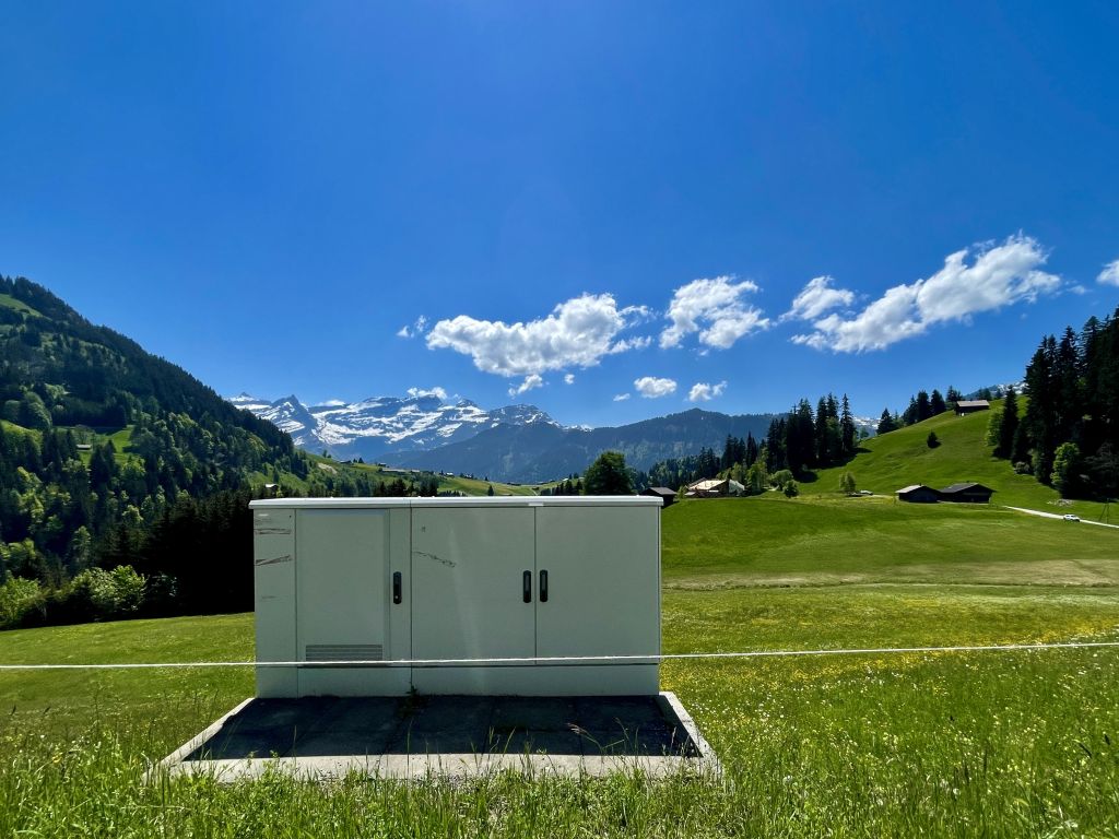 Armoire télécom installée sur un site isolé en Suisse