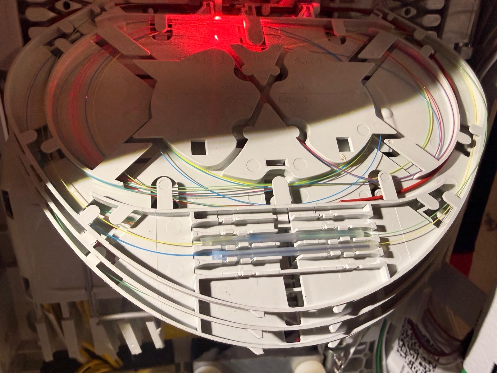 Épissure fibre défectueuse repérée au laser dans une cassette de BEP