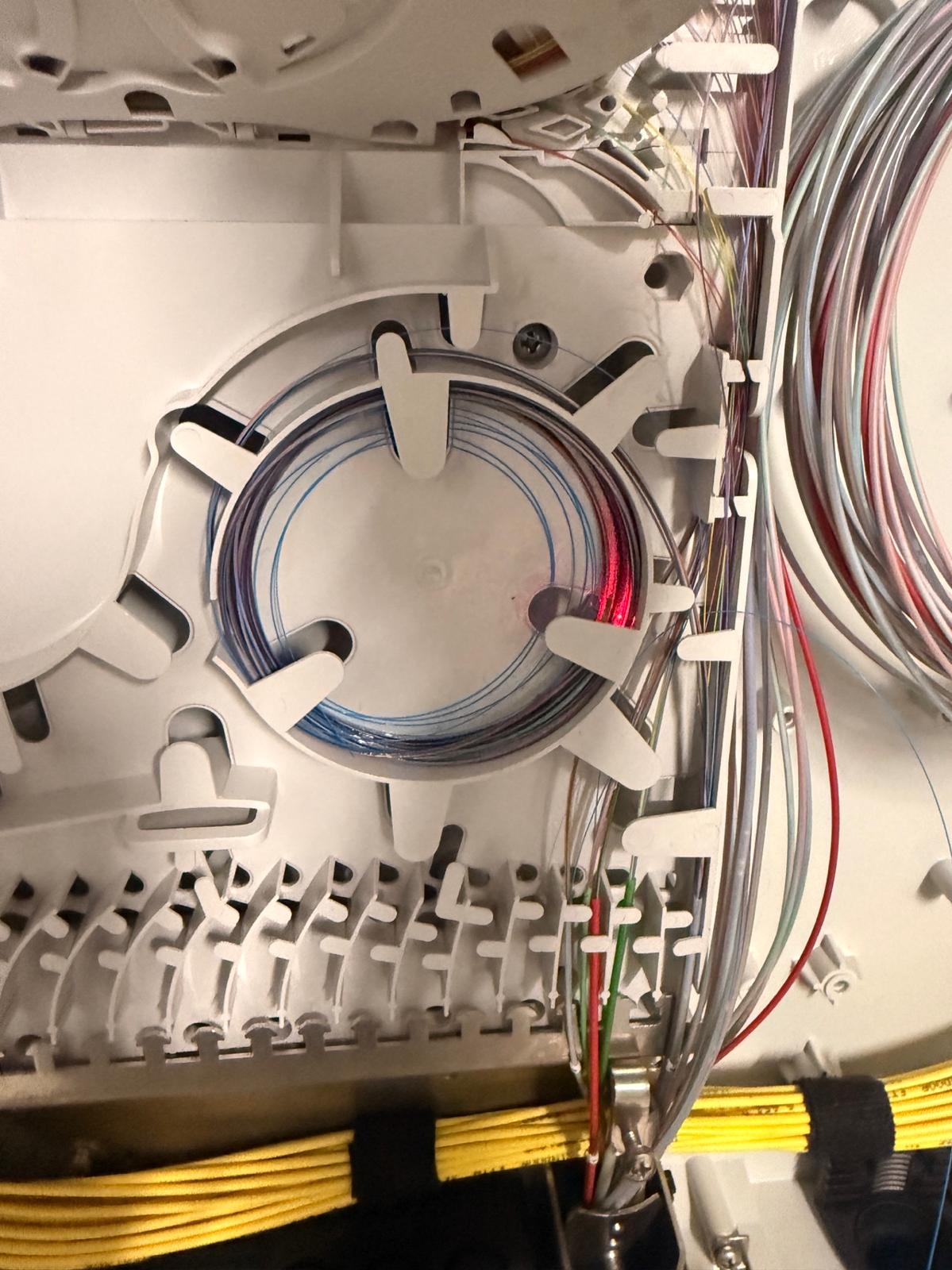 Repérage au laser d'une fibre dans la réserve d'un BEP avant reprise du raccordement
