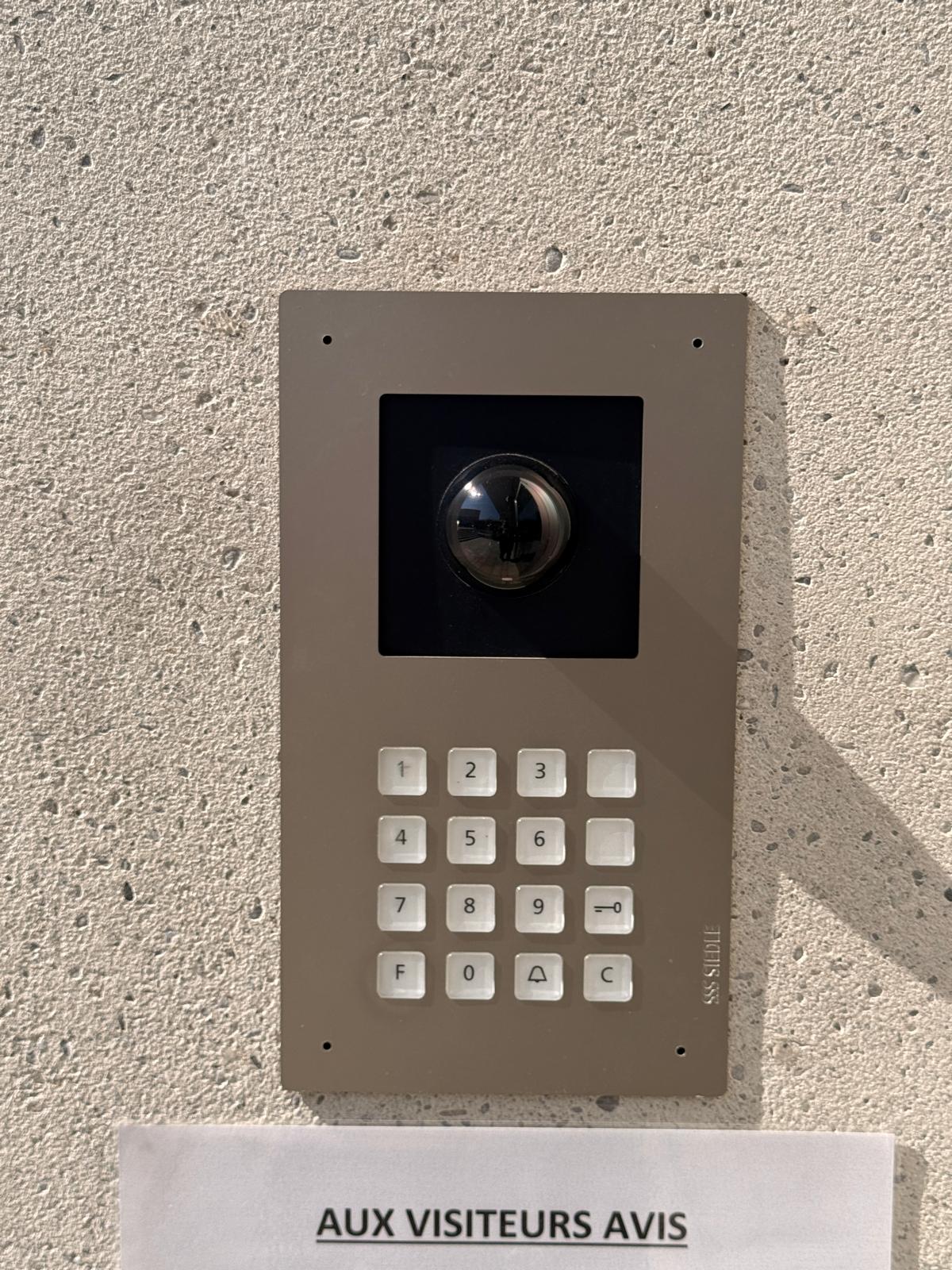 Caméra Ubiquiti intégrée dans la façade d'un interphone existant