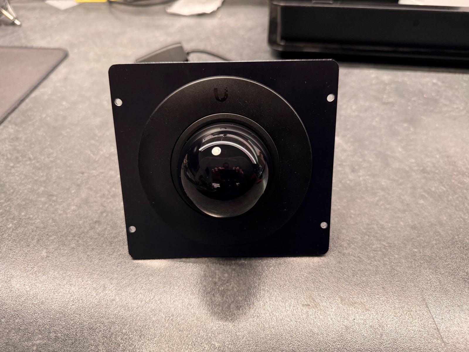 Caméra Ubiquiti montée sur une platine en aluminium éloxé avec adaptation imprimée en 3D