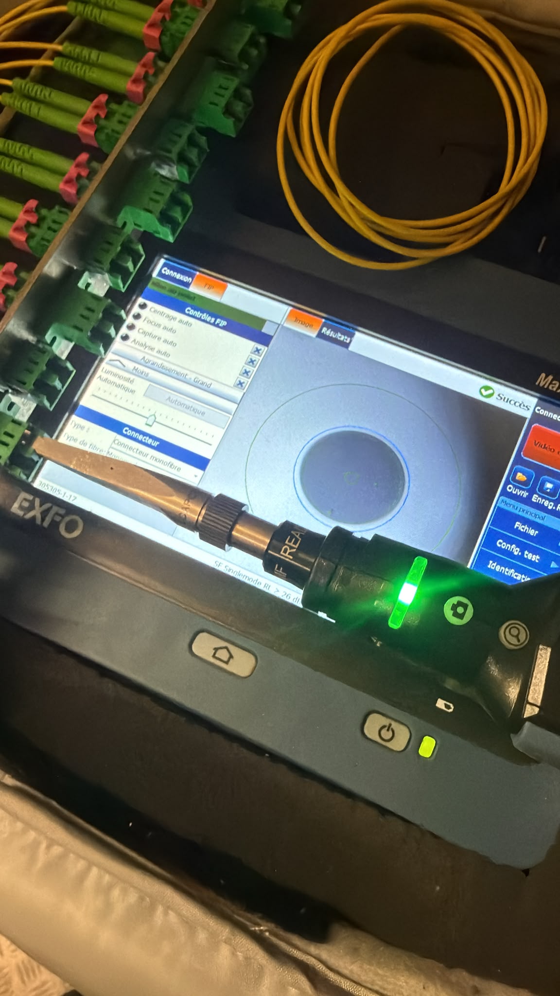 Contrôle de propreté d'un connecteur fibre avec une caméra d'inspection