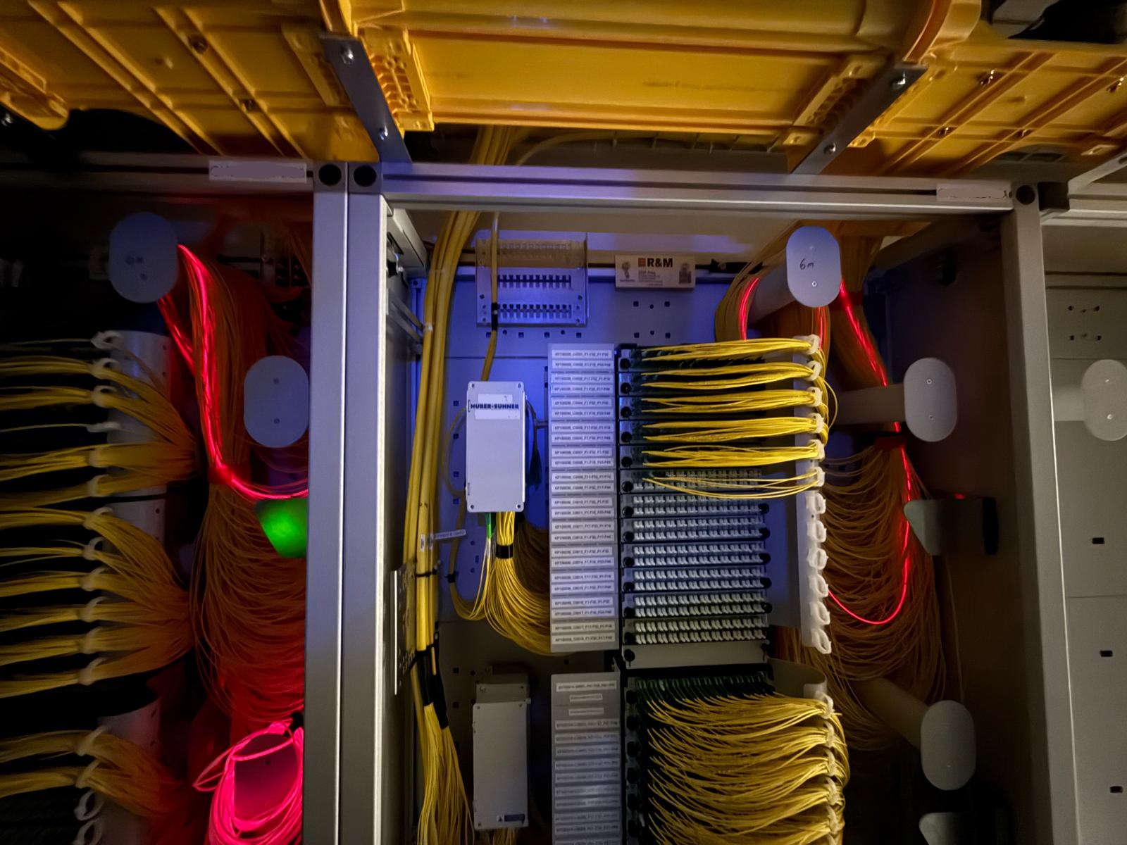 Repérage au laser de fibres optiques dans un central télécom