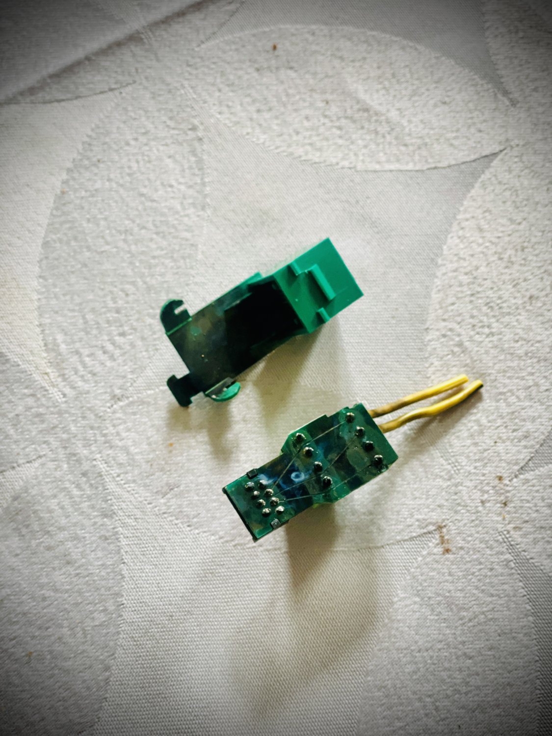 Connecteur de ligne télécom endommagé après un épisode de foudre
