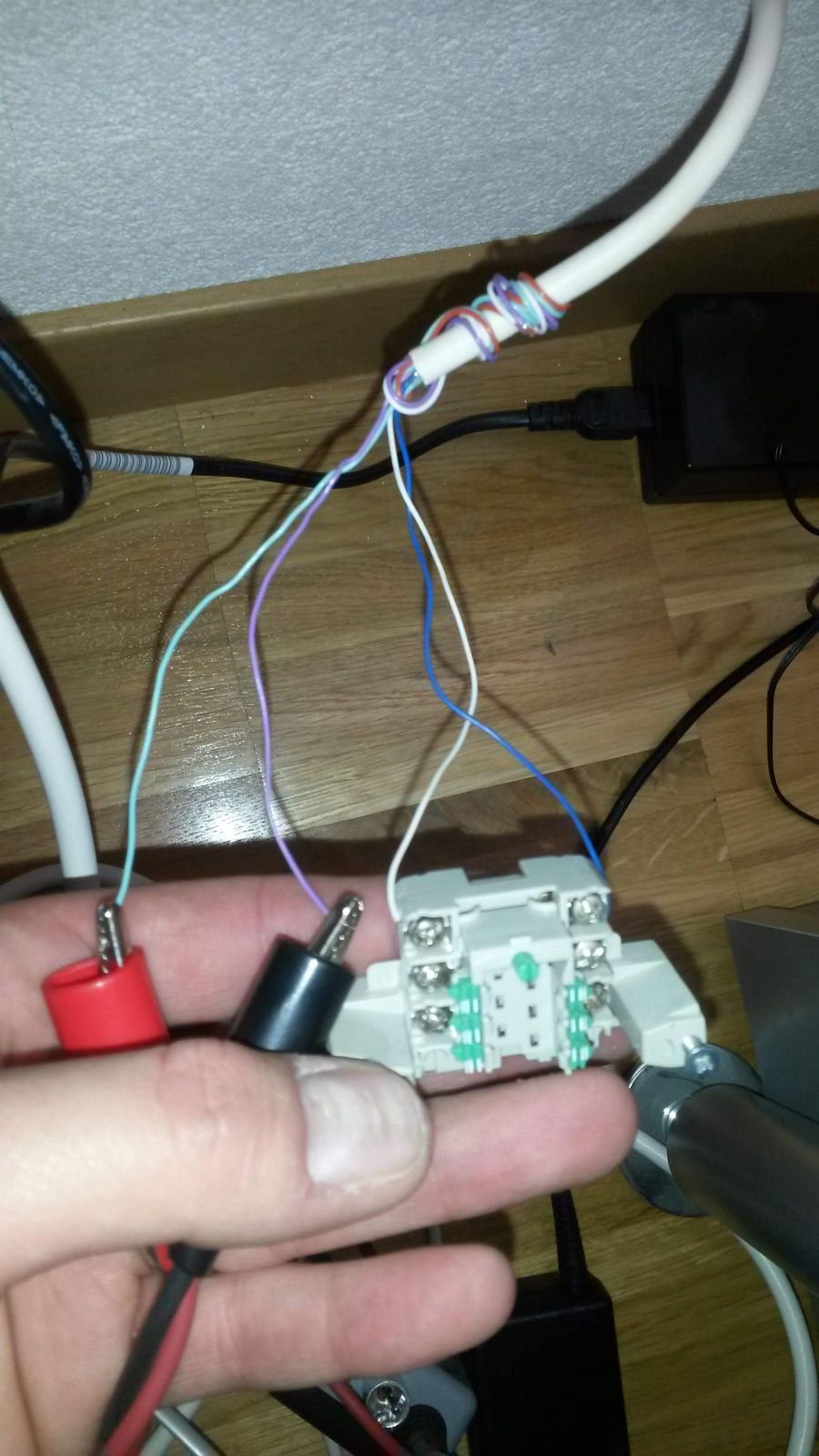 Diagnostic d'une ancienne prise téléphonique TT83 avec un appareil de mesure