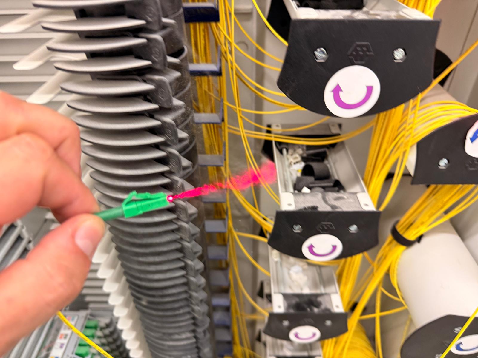 Faisceau rouge visible lors d'un repérage laser dans un environnement fibre poussiéreux