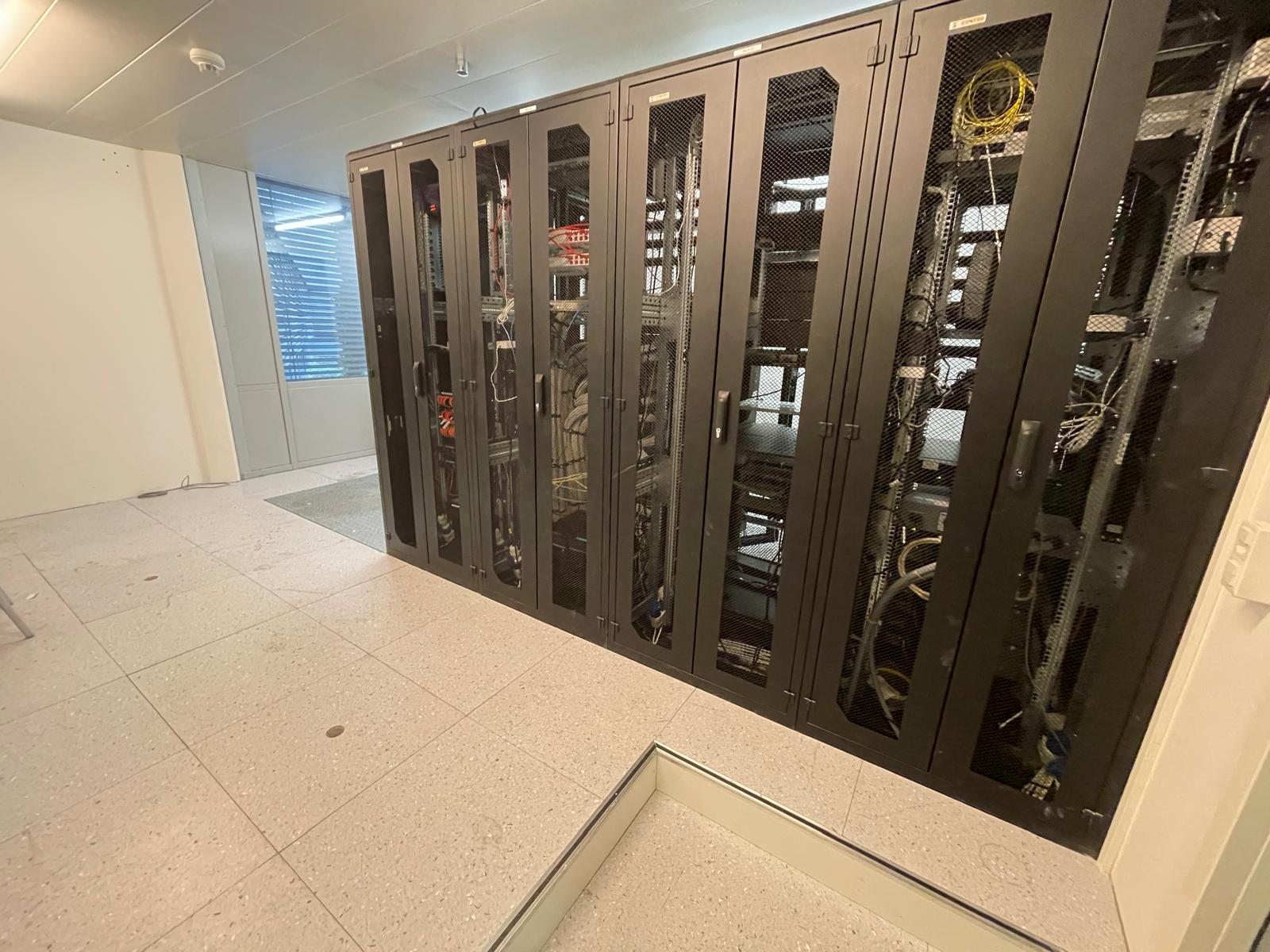 Local datacenter d'entreprise avec plusieurs baies réseau en exploitation