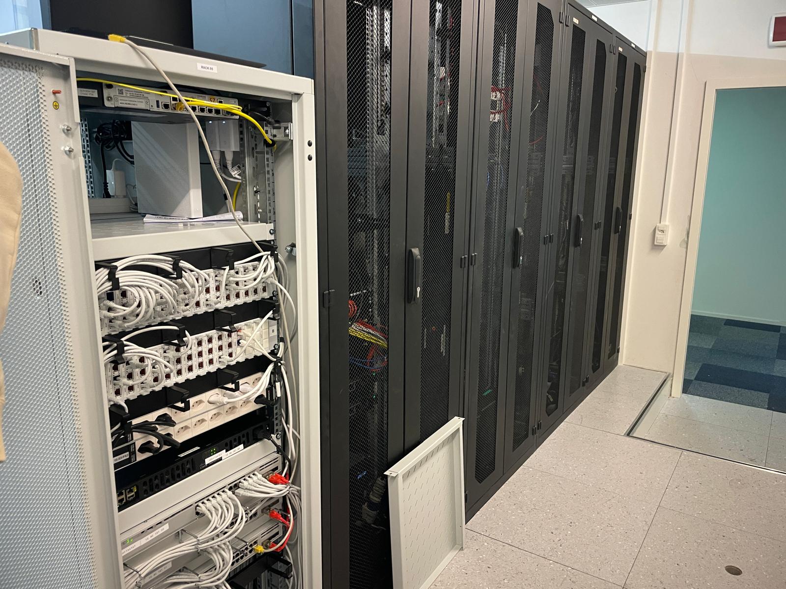 Baie LAN locale installée à proximité des baies du datacenter