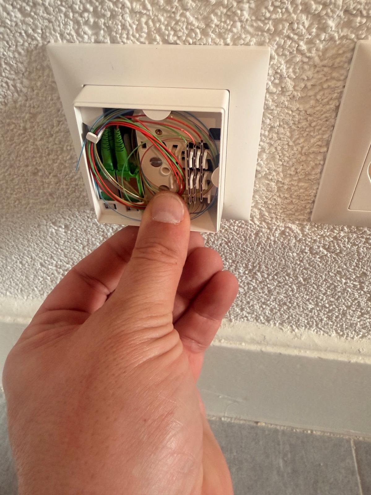 Intérieur d'une prise OTO après raccordement des fibres et avant fermeture