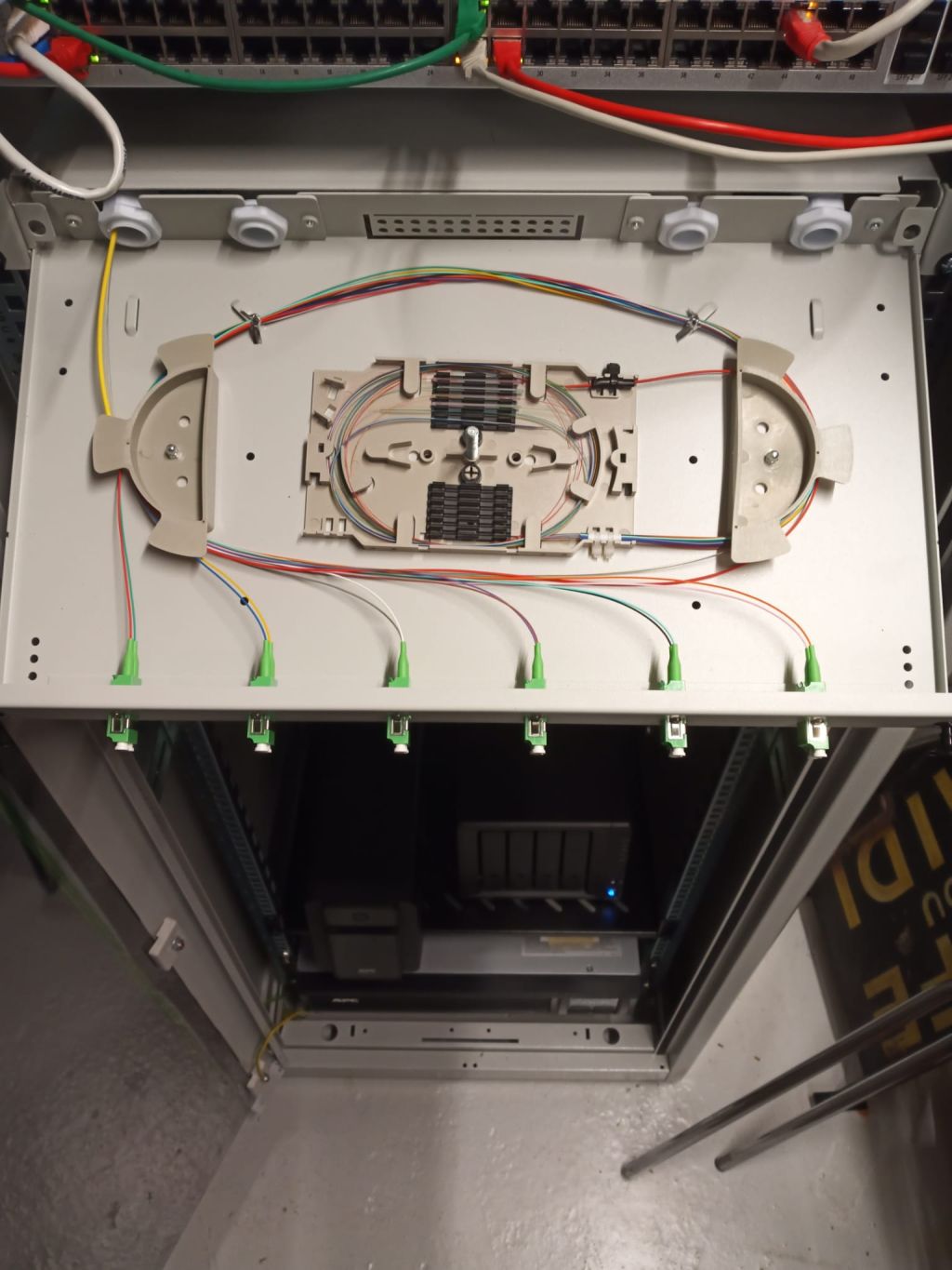 Cassette et épissures fibre dans une armoire télécom