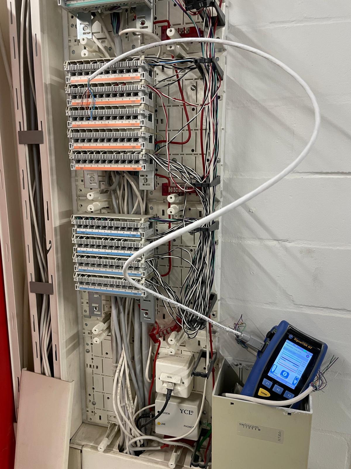 Répartiteur télécom VS83 pendant le raccordement et la mesure d'une ligne cuivre